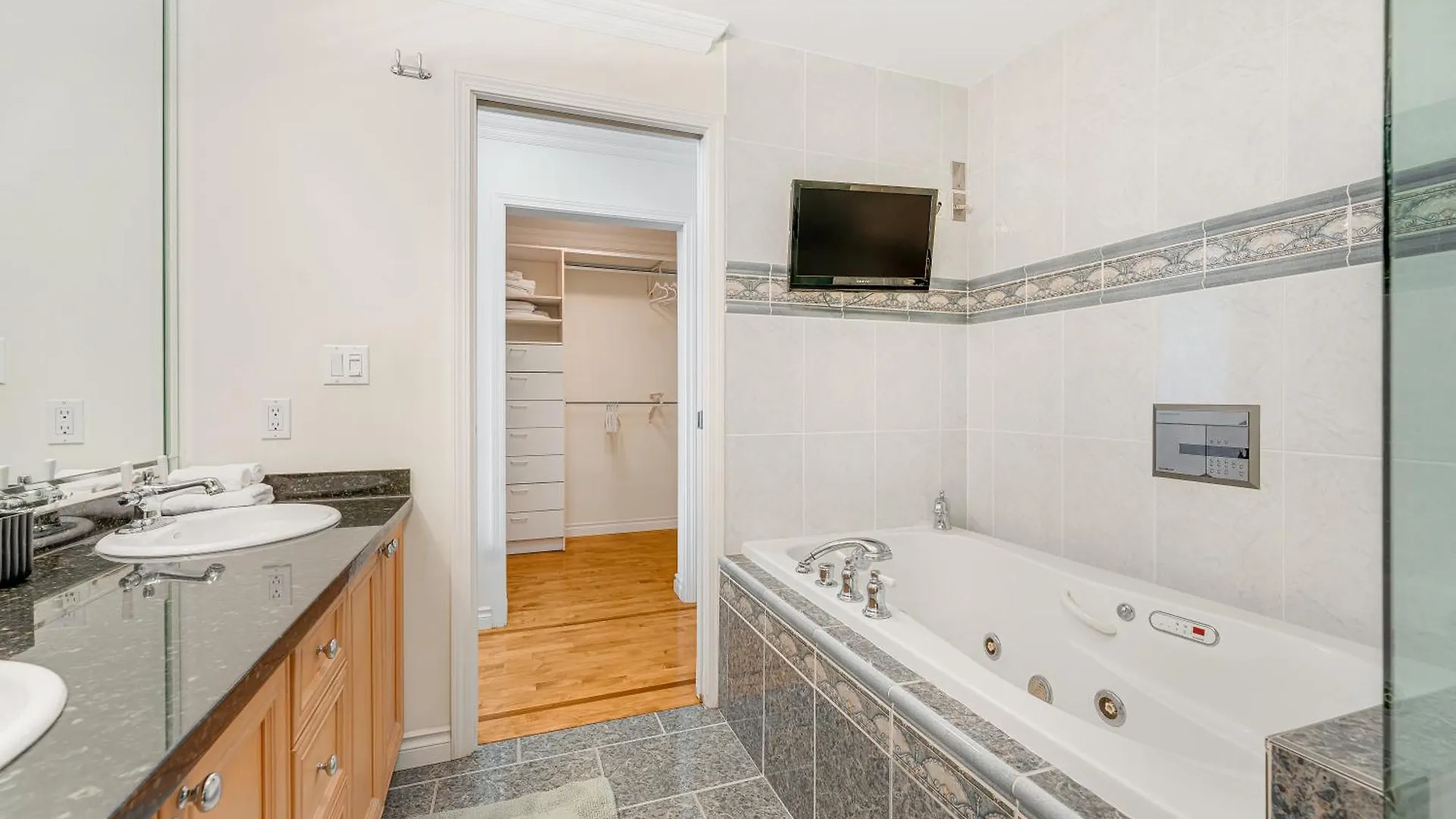 Premium 2 Bedroom Suite In Yaletown Huge And Elegant Living Space Vancouver Apartment