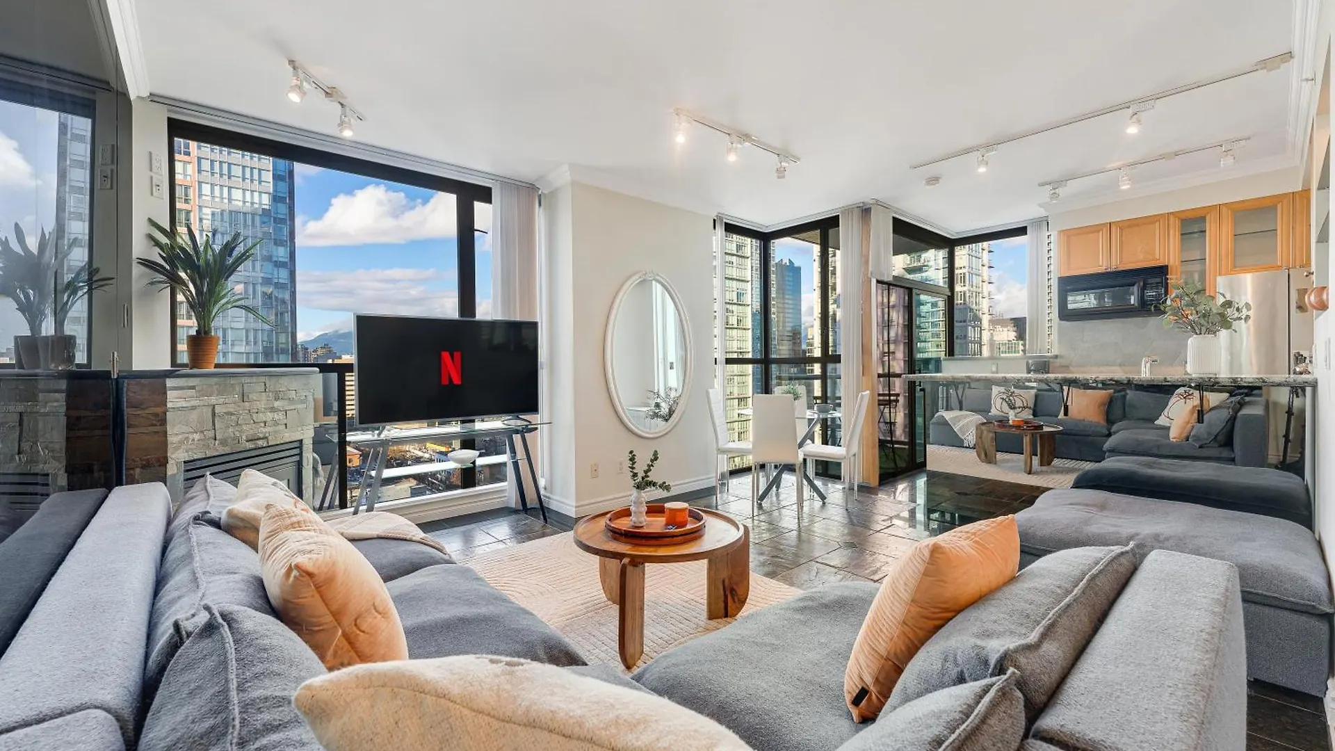 Premium 2 Bedroom Suite In Yaletown Huge And Elegant Living Space location